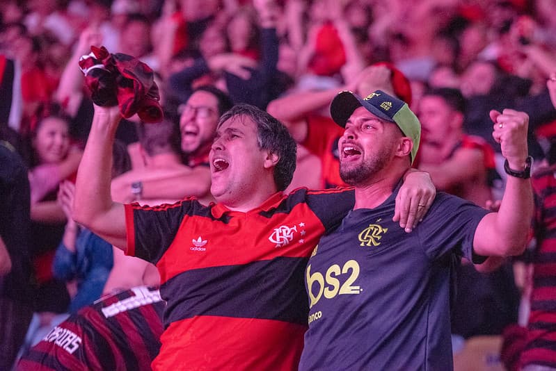 Torcedores se abraçam após gol do Flamengo na final da Libertadores de 2019