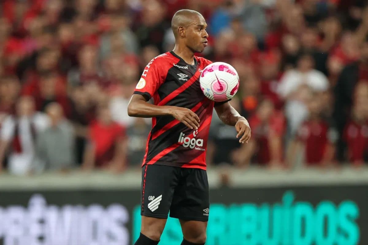 Fernandinho em ação com a camisa do Athletico-PR