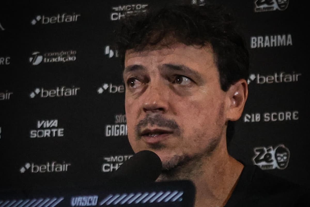 Diniz muito sério em coletiva do Vasco