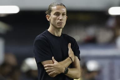 Filipe Luís de braços cruzados na beira do campo