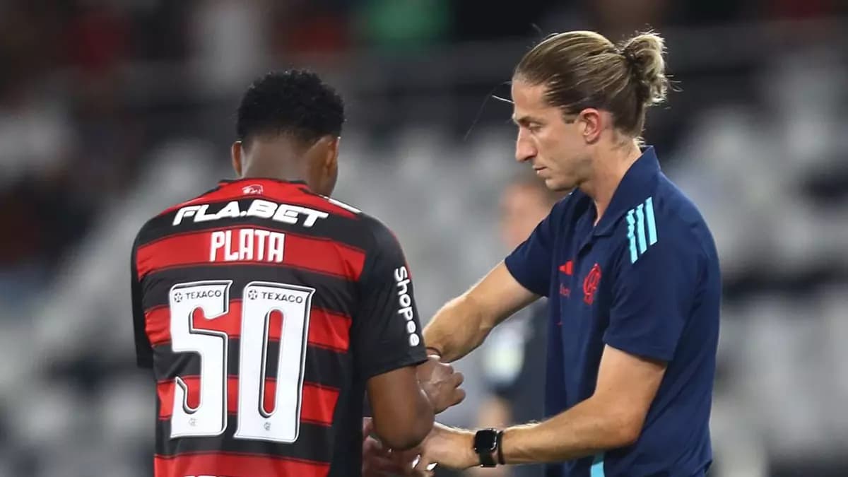 Filipe Luís e Gonzalo Plata na beira do campo de jogo do Flamengo