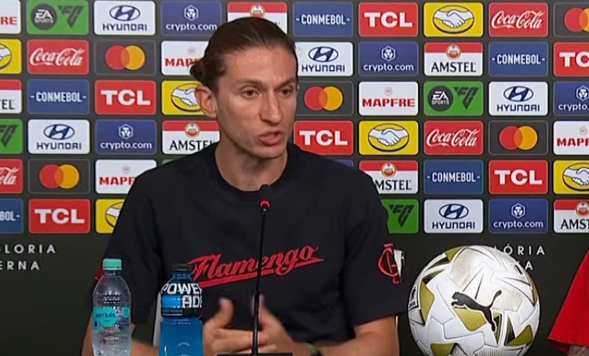 Filipe Luís em coletiva do Flamengo antes de final contra o Palmeiras