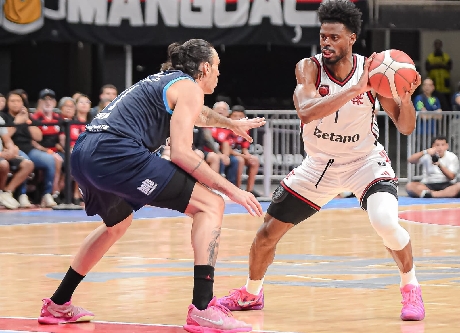 Gui Deodato realiza ação ofensiva contra marcador do Pato Basquete