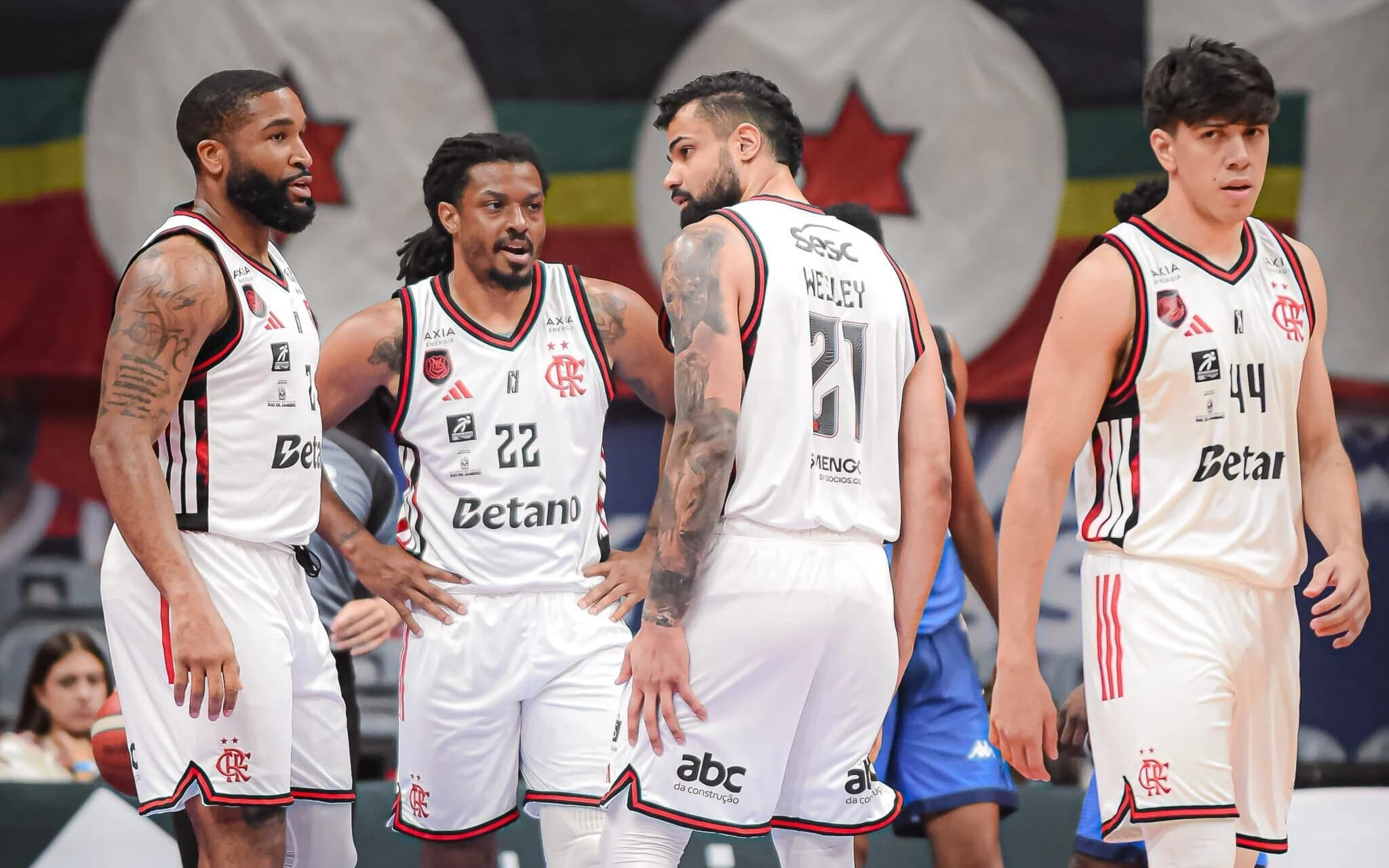 Time de basquete do Flamengo em jogo do NBB 25/26 contra o Rio Claro