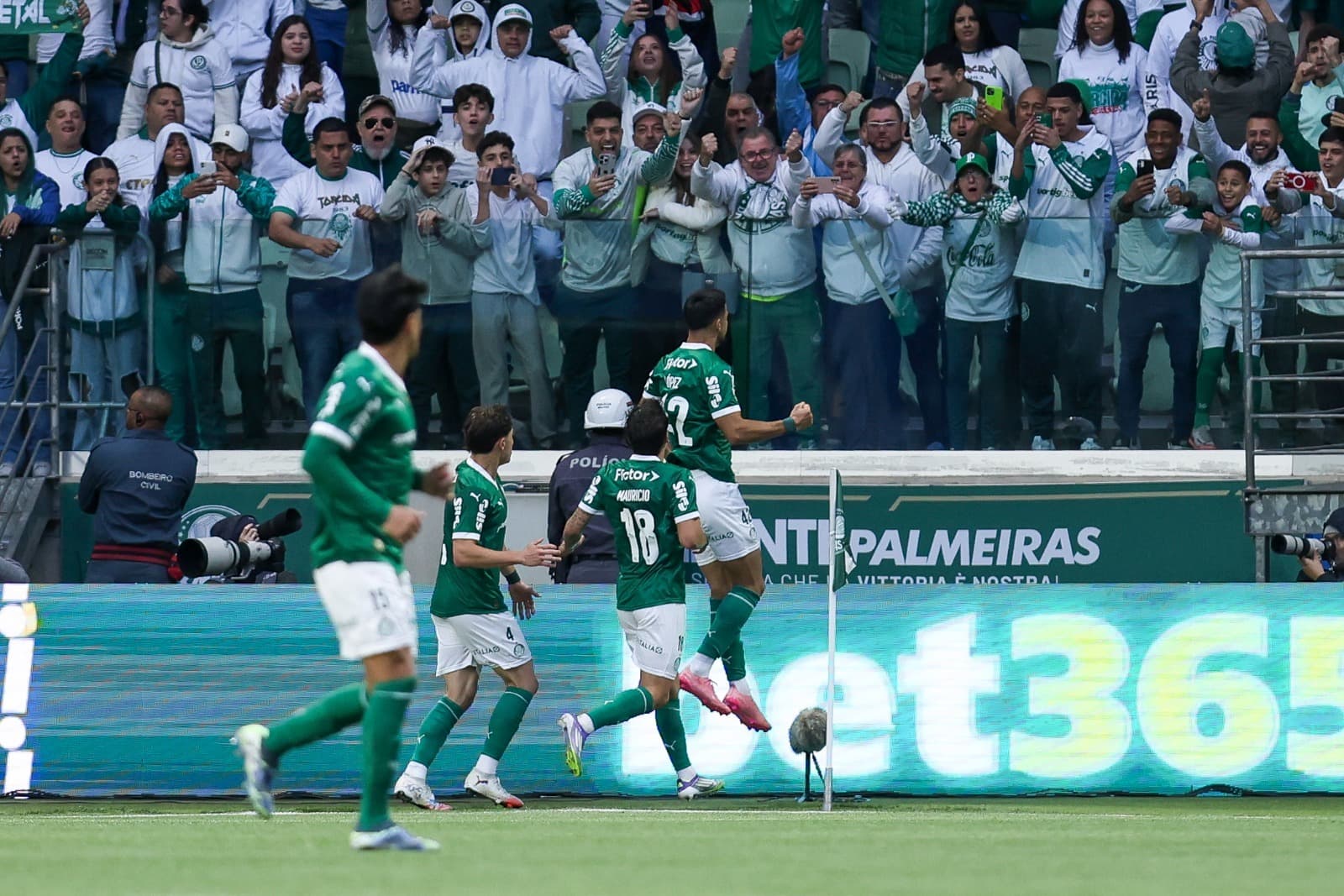 Flaco López, comemorando gol pelo Palmeiras junto dos companheiros, na frente da torcida no Allianz Parque