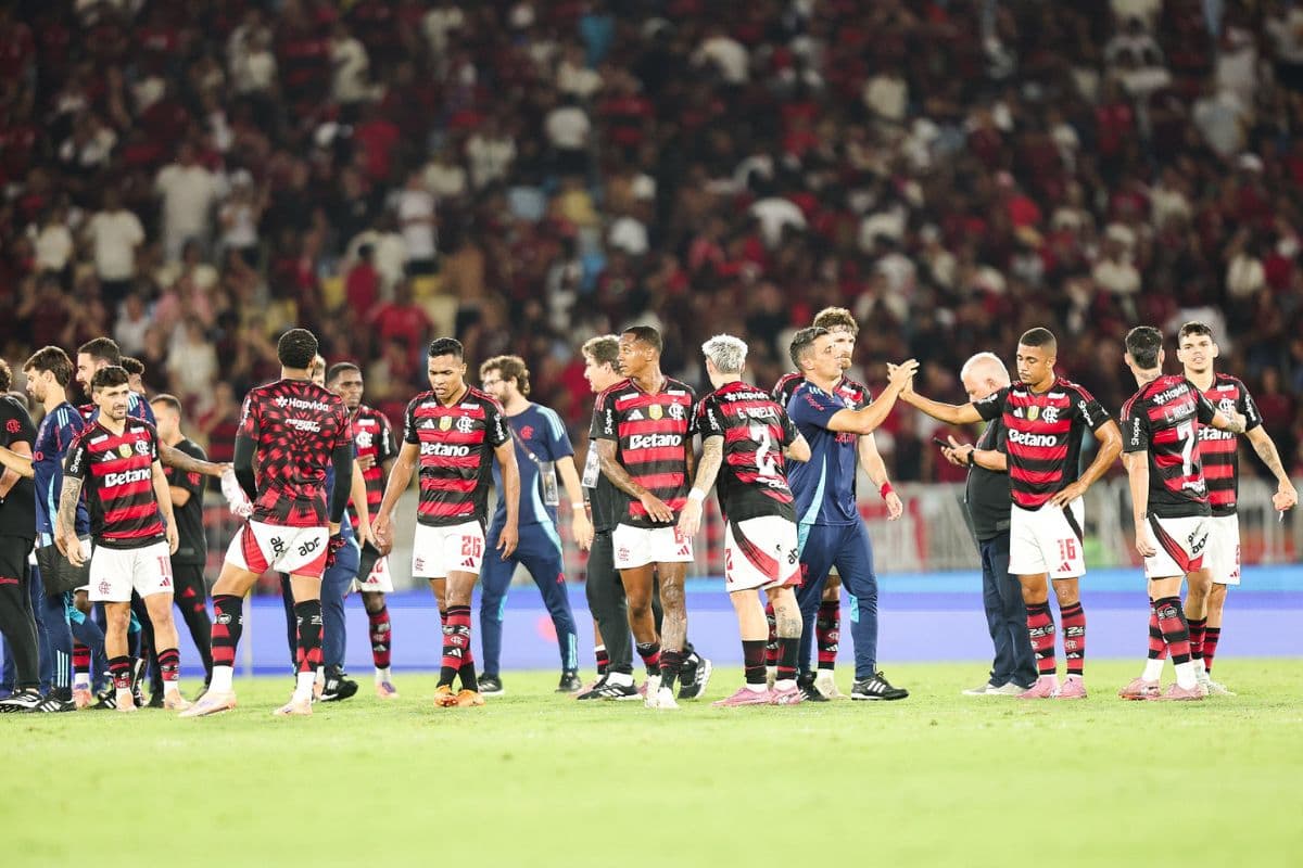 Jogadores do Flamengo celebram vitória contra o RB Bragantino, no Maracanã, em jogo da 35ª rodada do Campeonato Brasileiro 2025