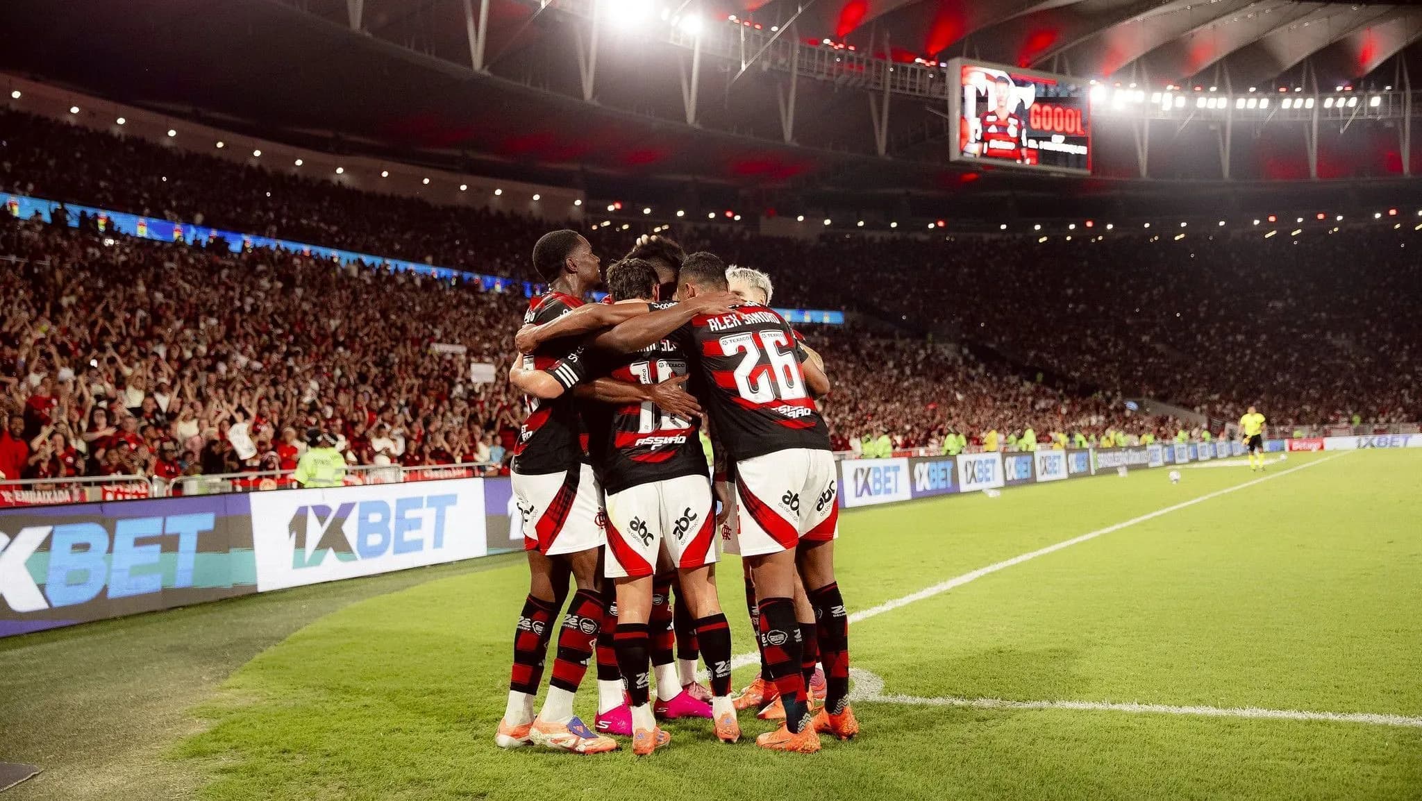 Equipe do Flamengo comemora gol contra o Bragantino no Brasileirão 2025