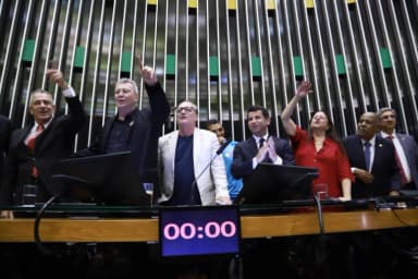 Bap, Raúl Plasmann e Leando durante homenagem ao Flamengo na Câmara dos Deputados