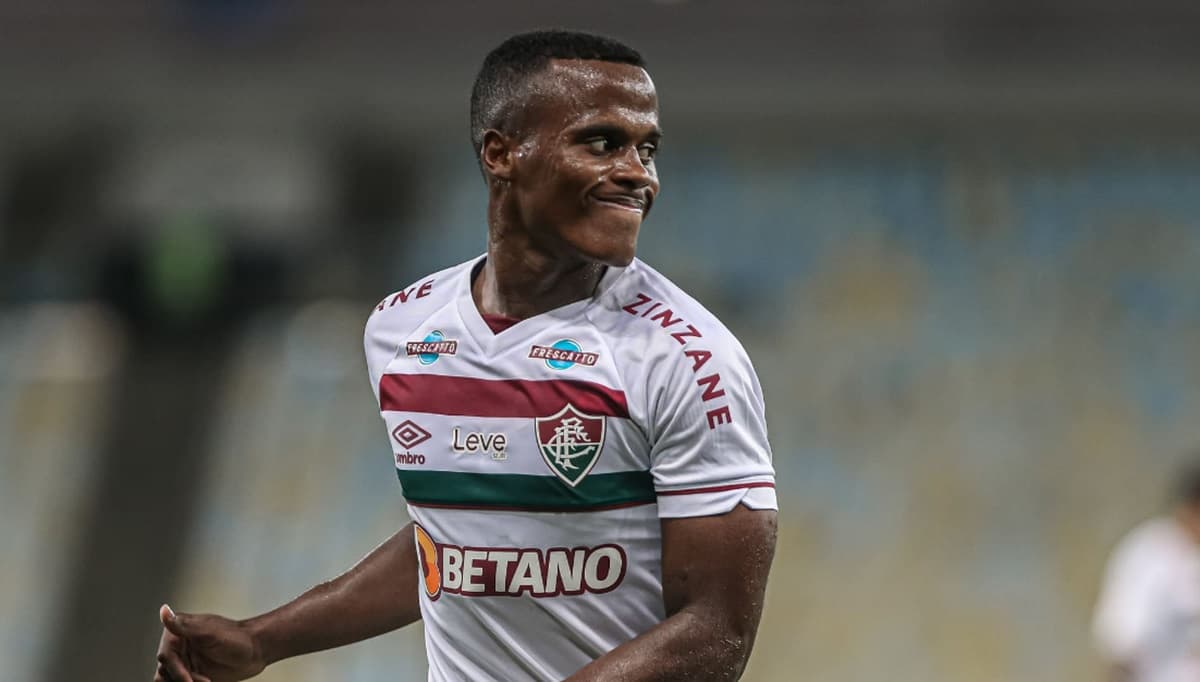 Jhon Arias em jogo do Fluminense; Flamengo quer meia