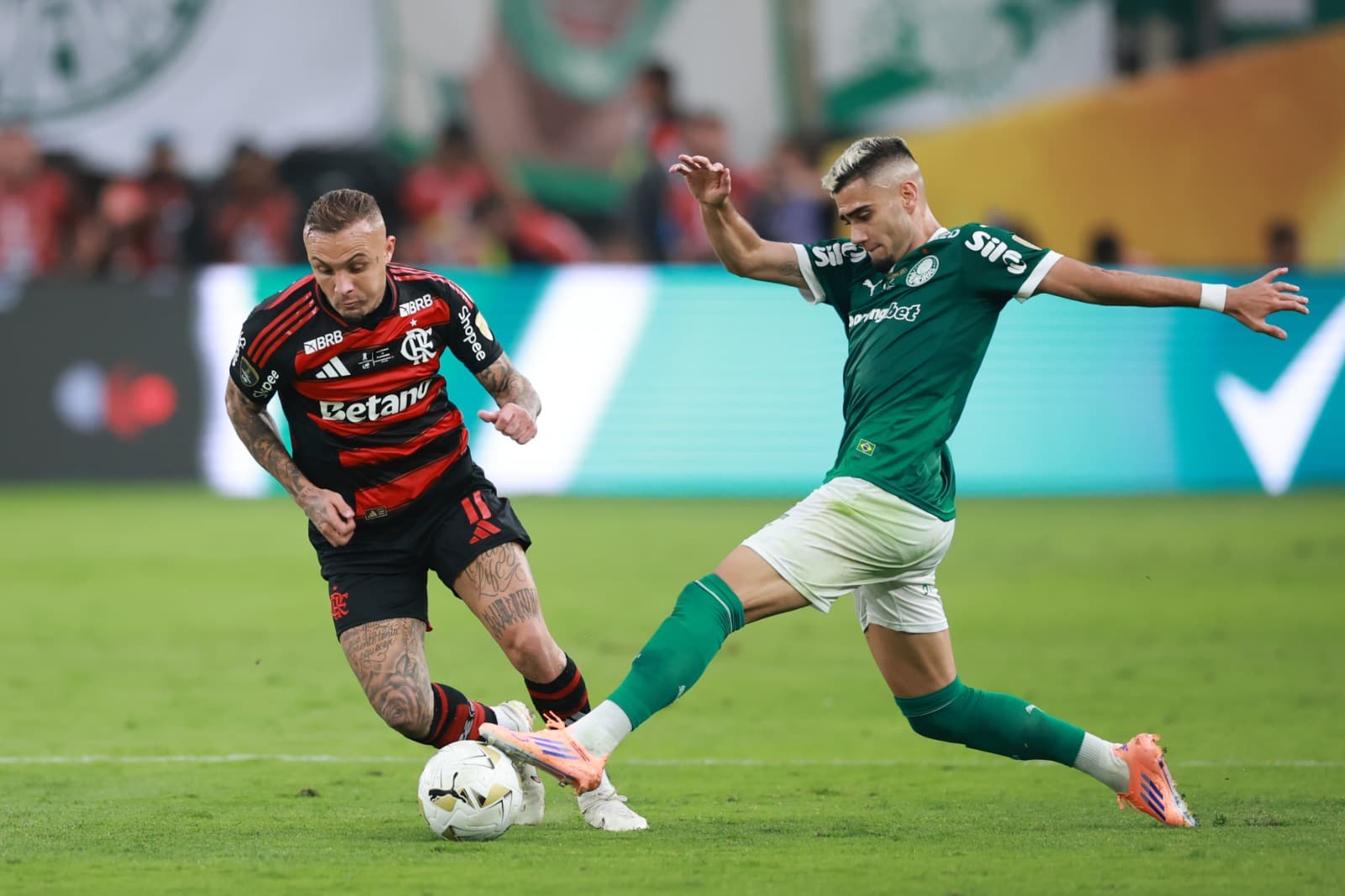 Cebolinha é marcado por Andreas Pereira em Palmeiras x Flamengo na final da Libertadores