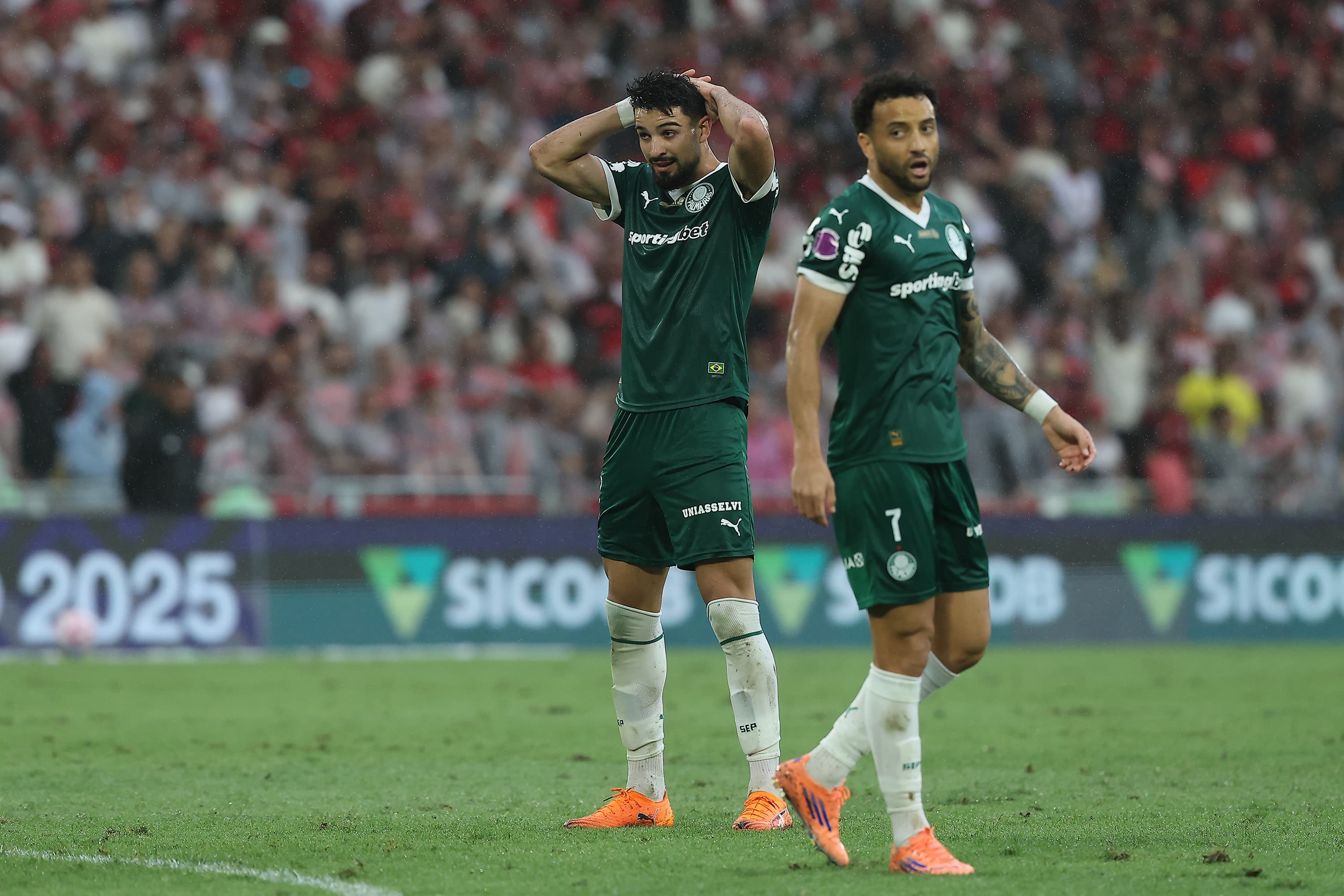 Flaco López leva mãos à cabeça durante jogo do Palmeiras no Brasileirão