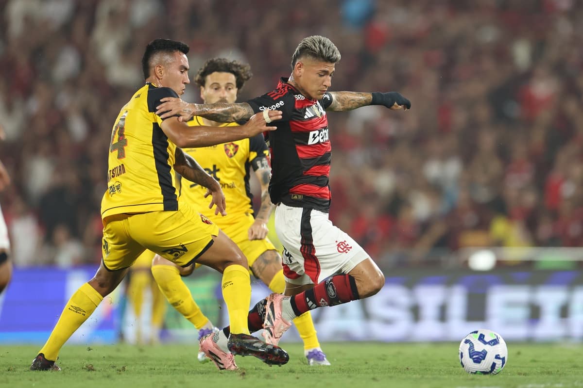 Jogadores do Sport tentam marcar Carrascal em partida contra o Flamengo, no Brasileirão