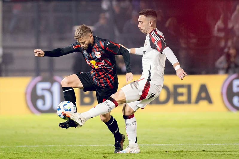 Léo Ortiz desarma Eduardo Sasha durante Red Bull Bragantino x Flamengo
