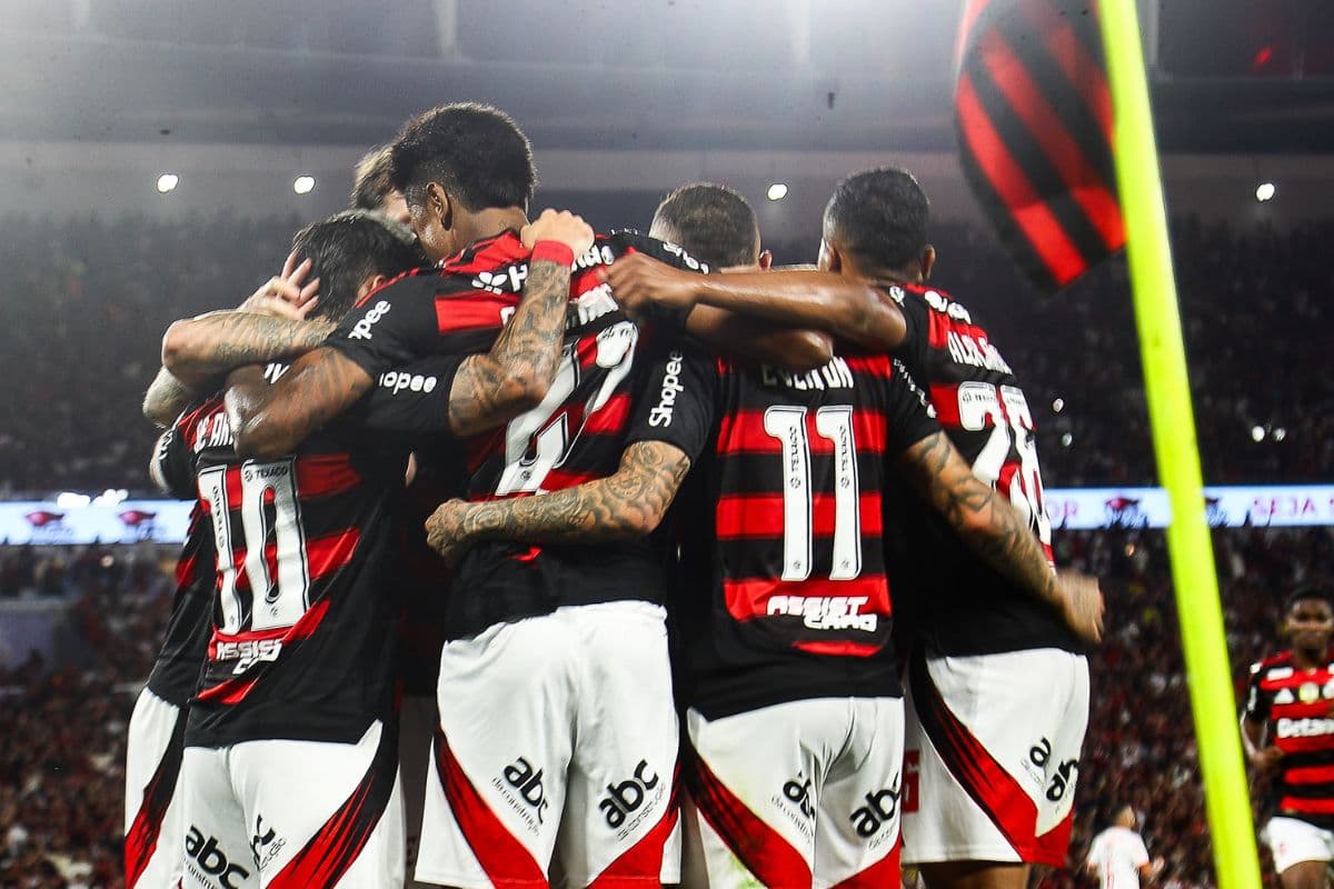 Time do Flamengo abraçado no jogo contra o Bragantino