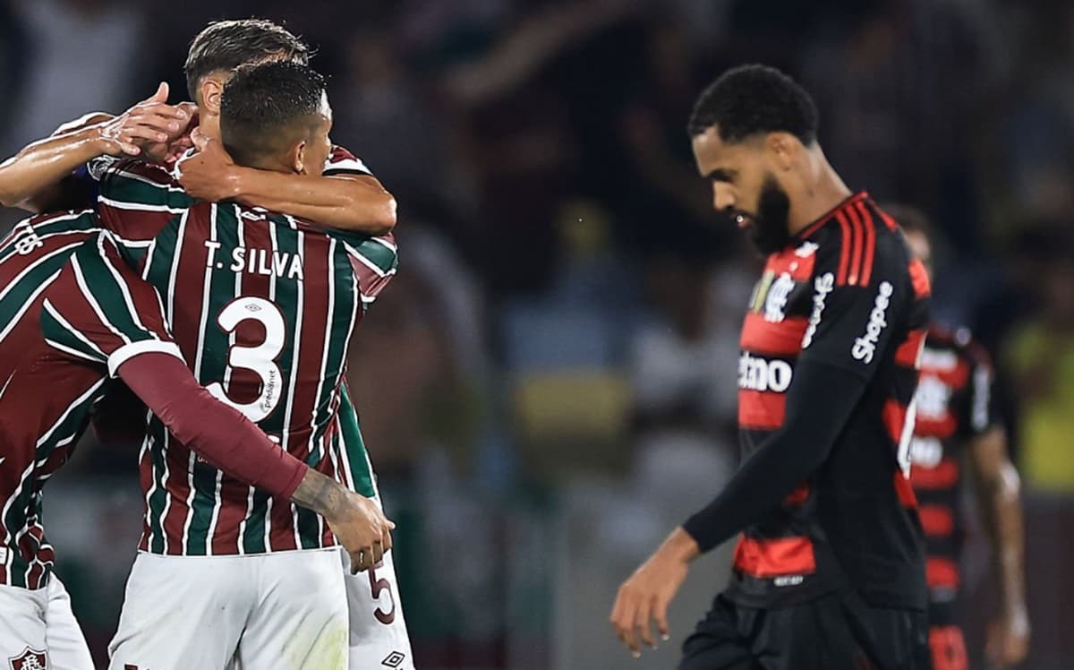 Jogadores do Fluminense comemoram gol; Juninho, do Flamengo, desolado