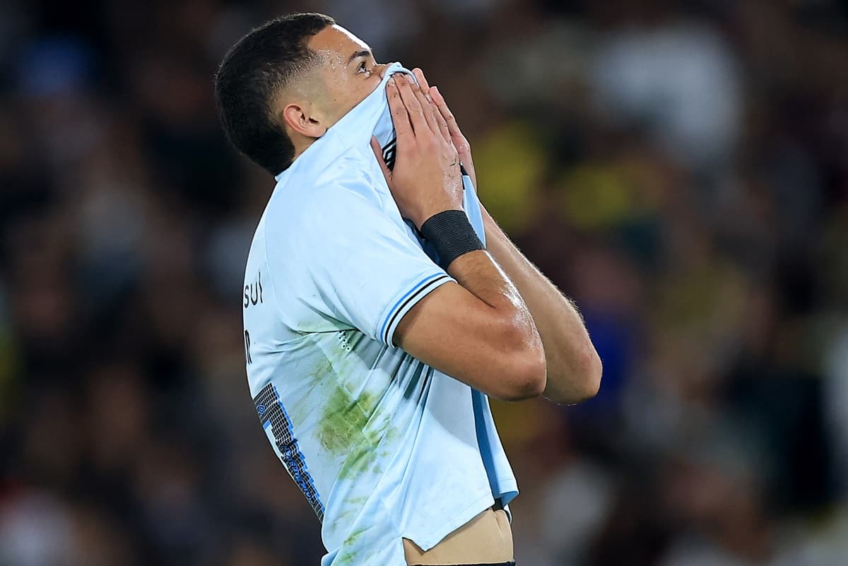 Jogador do Grêmio lance após lance em jogo contra o Fluminense