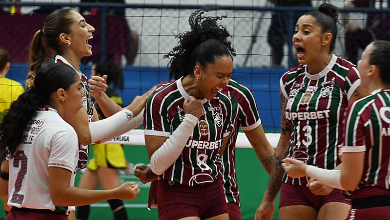 Jogadoras do Fluminense comemoram ponto na Superliga