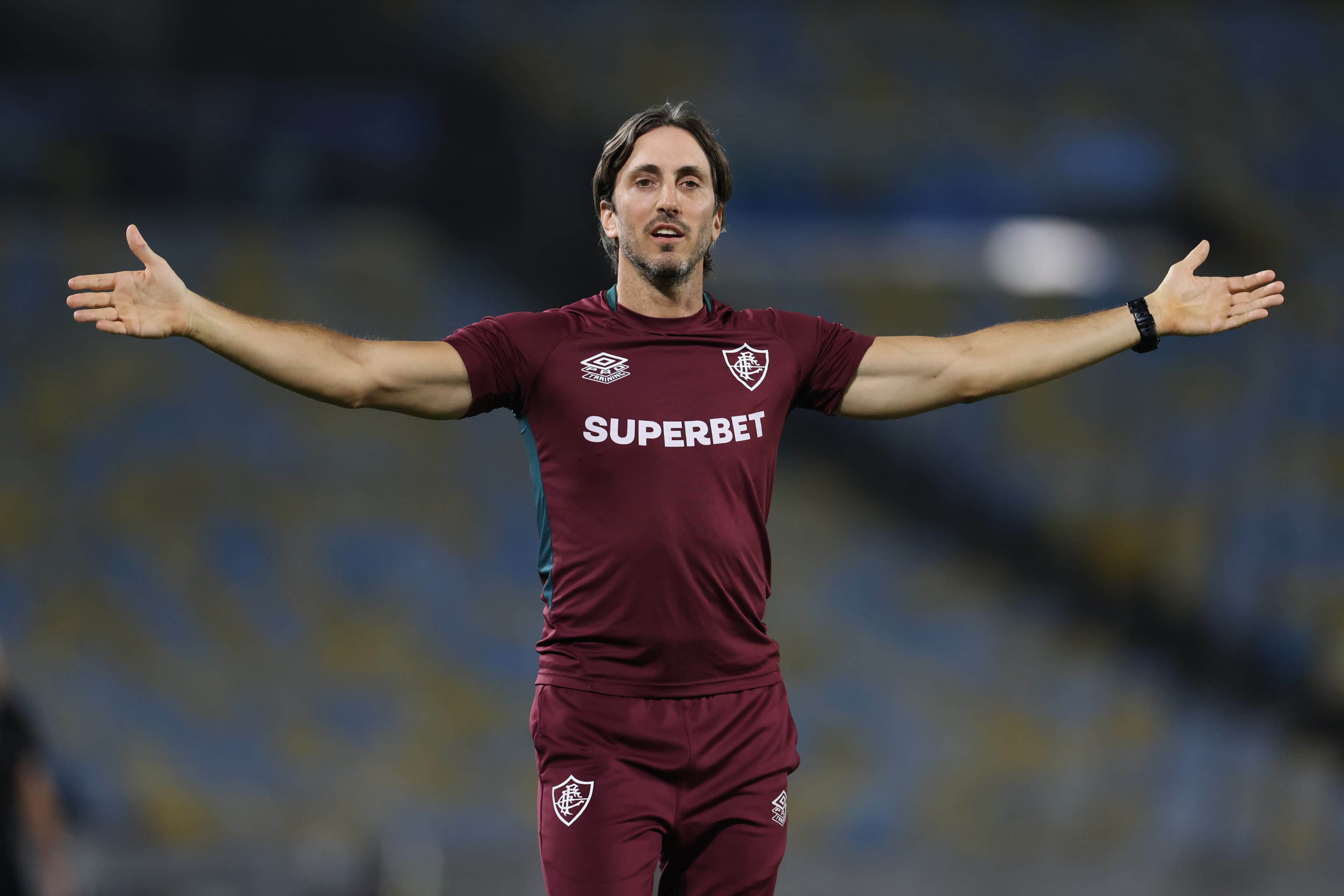 Zubeldía, técnico do Fluminense, abre os braço durante jogo no Maracanã
