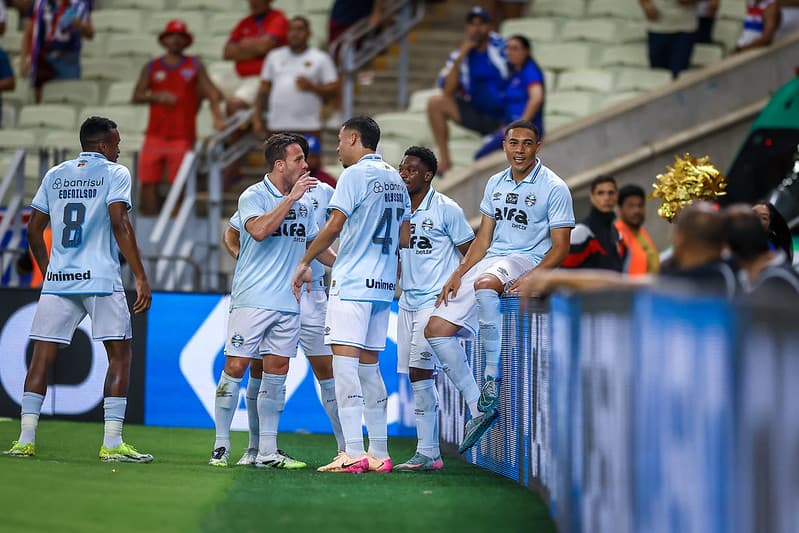 Jogadores do Grêmio celebram gol sobre o Fortaleza no Castelão