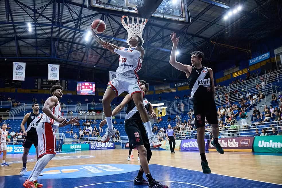 Zu sobe para enterrada em vitória do Franca sobre o Vasco no NBB 2025/2026