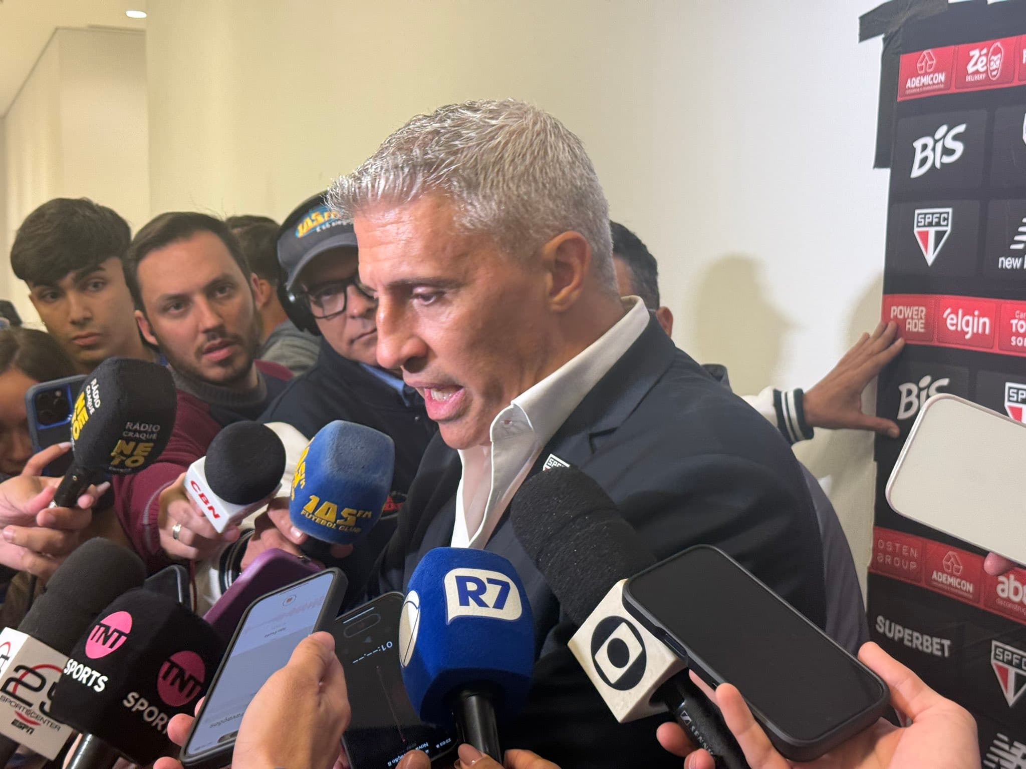 Hernan Crespo em coletiva de imprensa nos corredores da NeoQuímica Arena