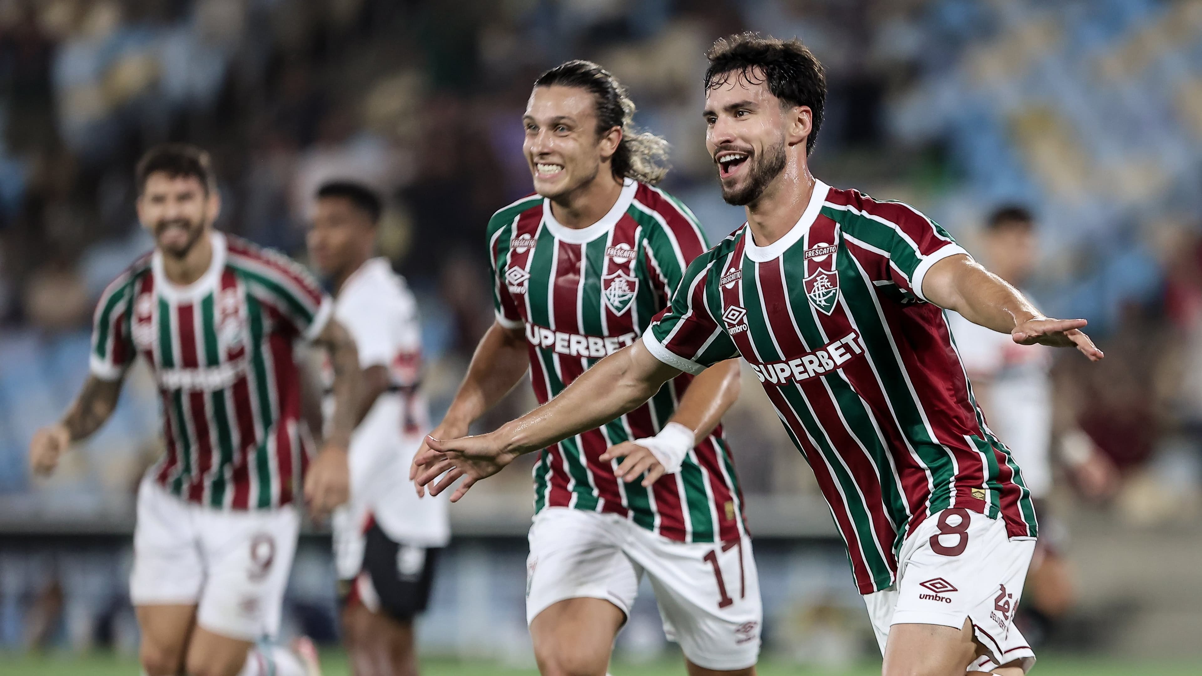 Jogadores do Fluminense comemoram gol na vitória sobre o São Paulo