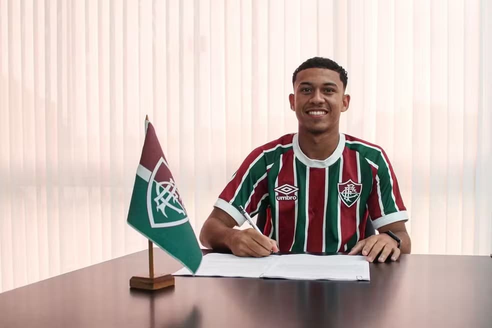 Gabriel Renan renova contrato com o Fluminense