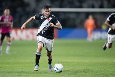 Garré, do Vasco, em ação contra o Del Valle