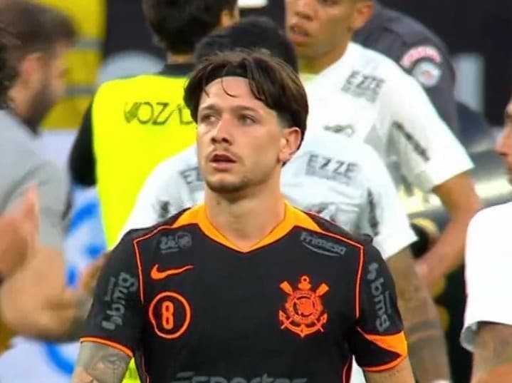 Garro sai de campo desolado após derrota do Corinthians para o Ceará, no Brasileirão