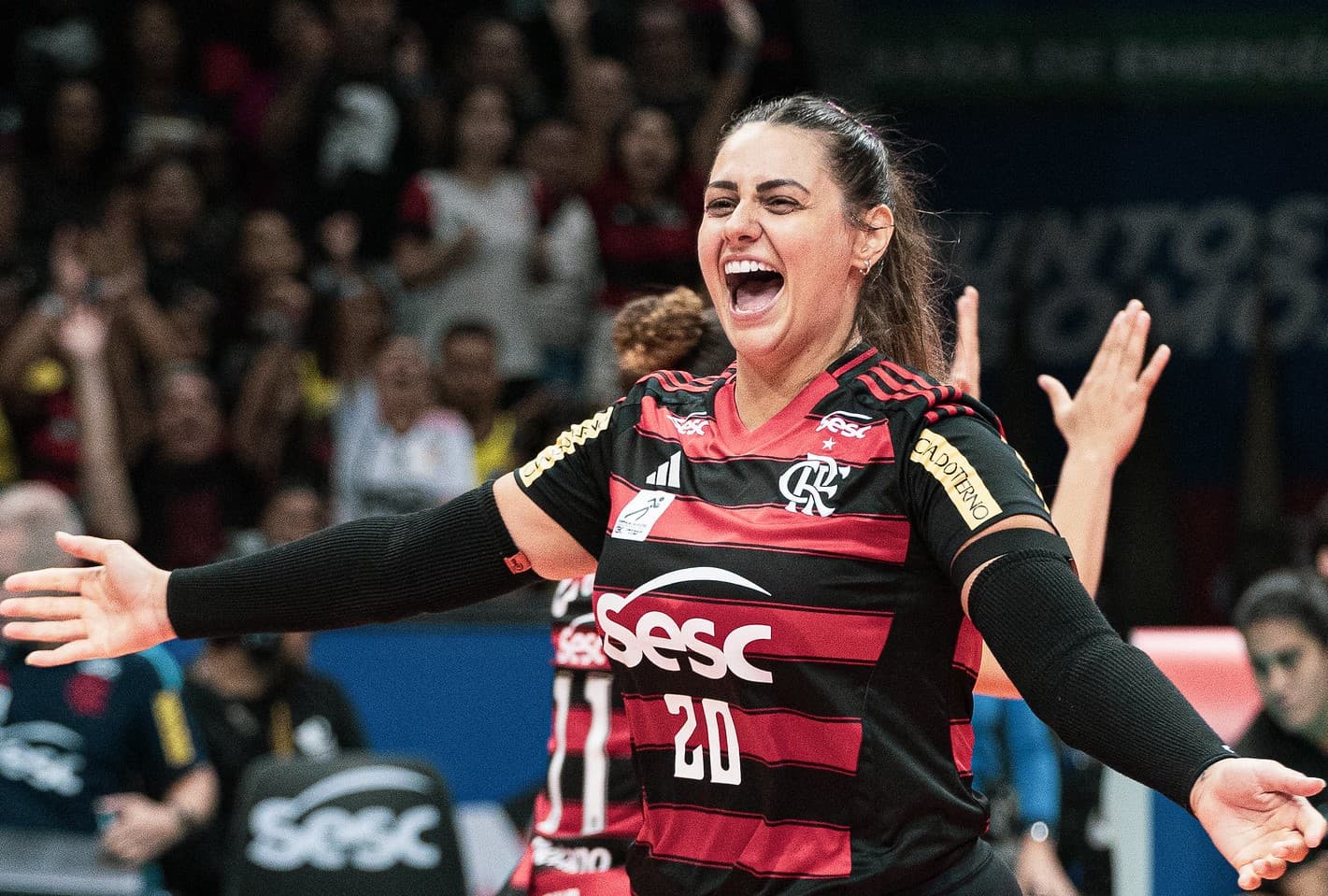 Giovana comemora ponto do Sesc Flamengo na Superliga