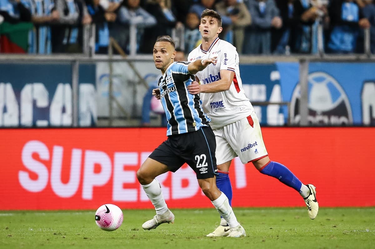 Braithwaite disputa bola com jogador do Fortaleza em duelo contra o Grêmio