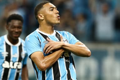 Carlos Vinicius cruza os braços para comemorar gol contra o Vasco