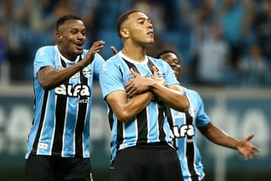 Carlos Vinícius comemora gol pelo Grêmio no Brasileirão