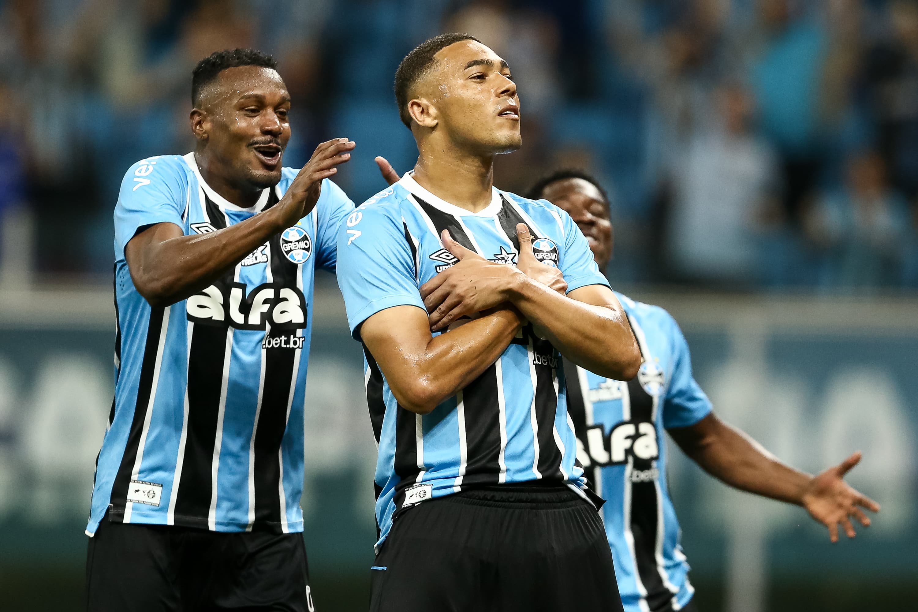 Carlos Vinícius comemora gol pelo Grêmio no Brasileirão