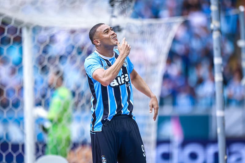 Carlos Vinicius comemora gol pelo Grêmio na Arena