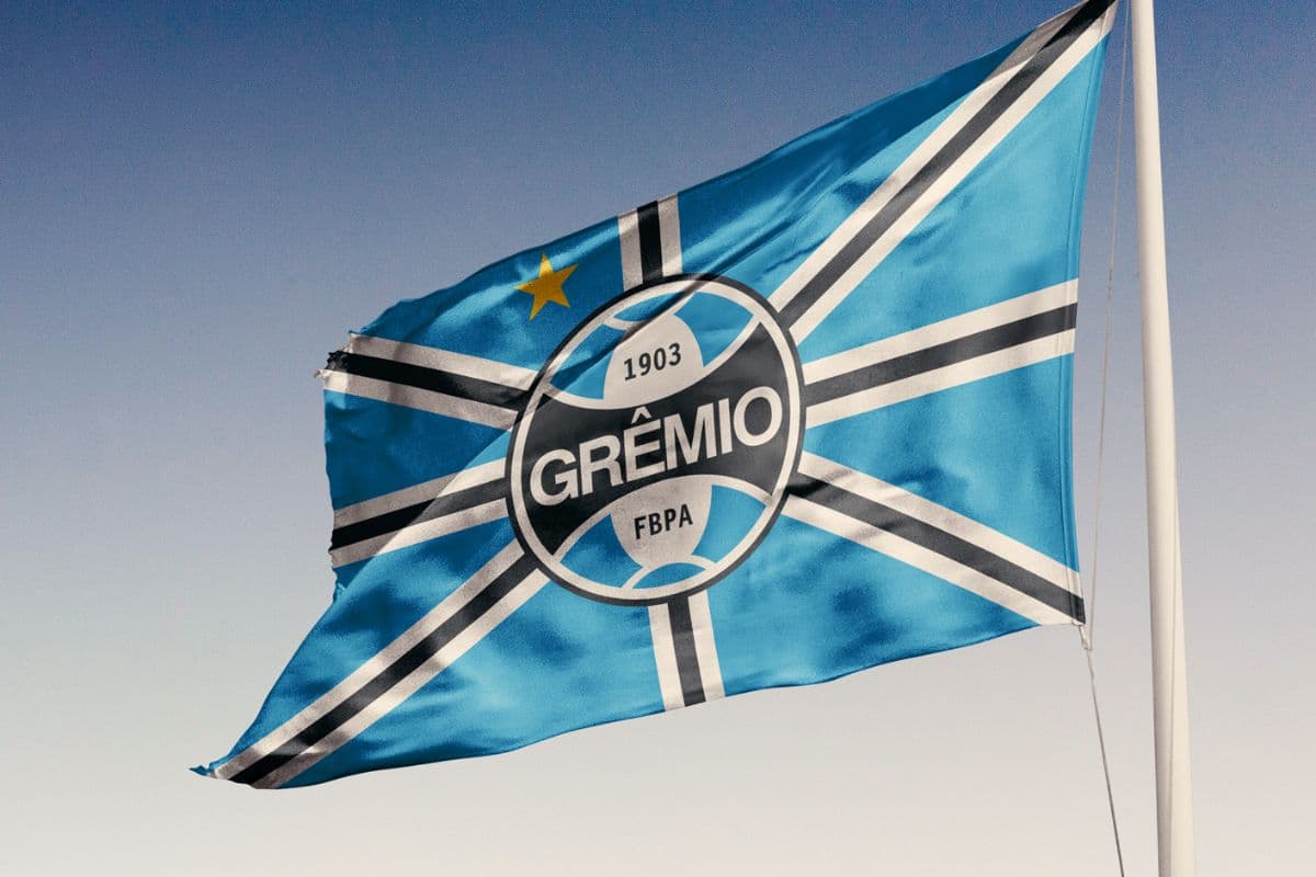 Imagem mostrando uma bandeira do Grêmio hasteada e tremulando
