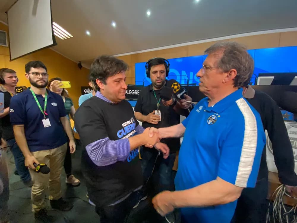 Alberto Guerra cumprimenta Odorico Roman após eleição em 2022