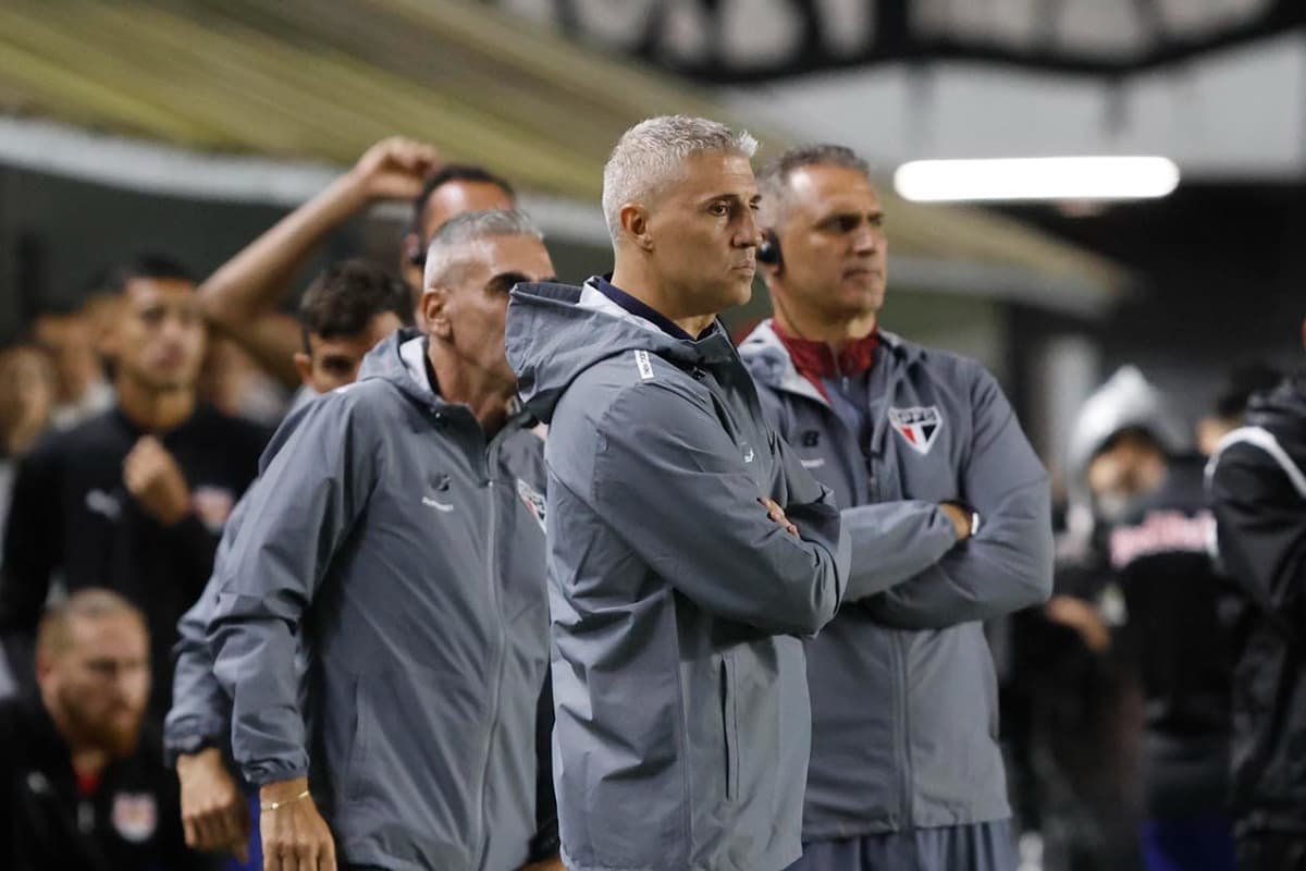 Hernán Crespo ao lado da comissão técnica no jogo de São Paulo e Bragantino