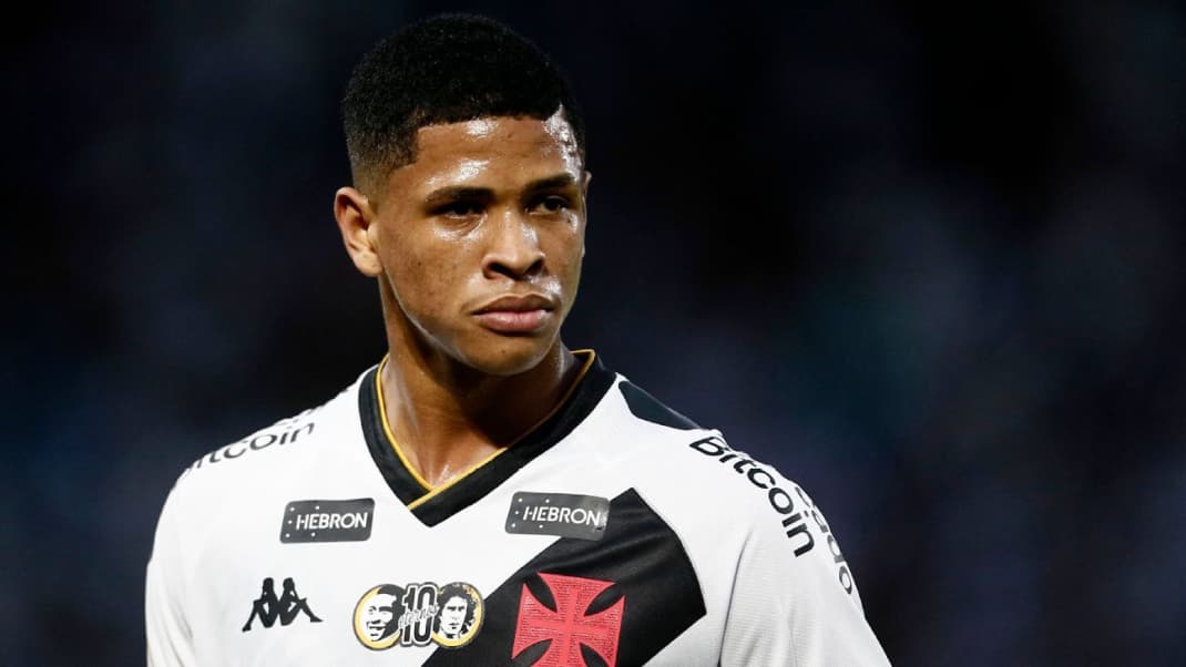 Cauan Barros em campo pelo Vasco
