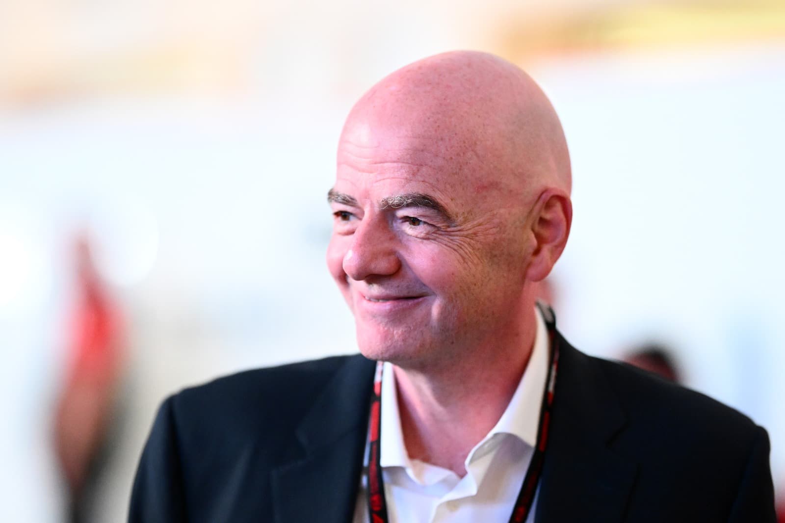 Gianni Infantino, presidente da FIFA, observa o paddock antes do Grande Prêmio de Fórmula 1 do Catar, no Circuito Internacional de Lusail, em 30 de novembro de 2025, na cidade de Lusail, Catar.