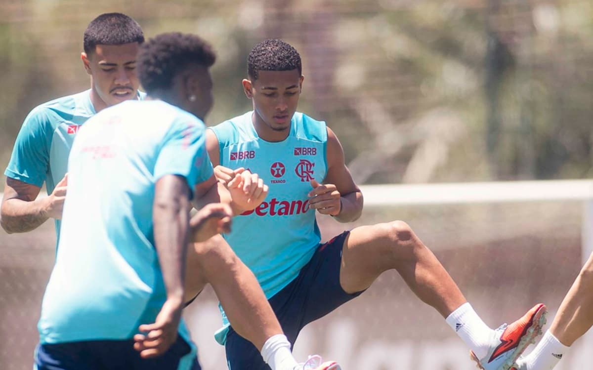 Iago e João Victor em treino do Flamengo antes de enfrentar Sport