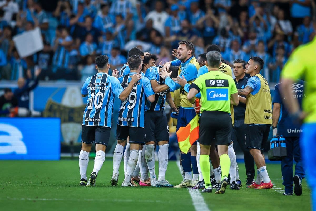 Jogadores do Grêmio comemoram gol marcado no jogo contra o Palmeiras, na Arena, em jogo da 36ª rodada do Brasileirão 2025