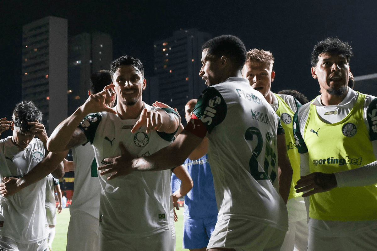 Jogadores do Palmeiras comemoram gol marcado pelo lateral uruguaio Piquerez contra o Sport, na Ilha do Retiro