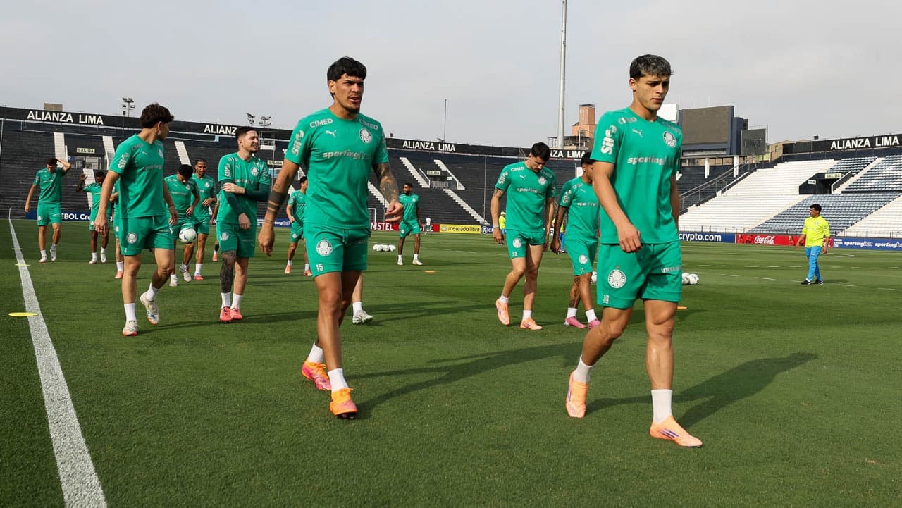 Jogadores Palmeiras no estádio Matute