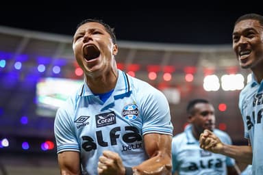 Marlon comemora gol do Grêmio  sobre o Fortaleza