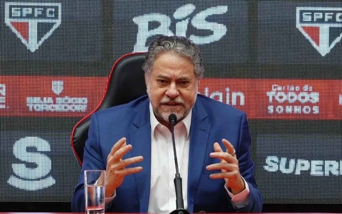 Presidente do São Paulo, Julio Casares gesticula enquanto fala em coletiva de imprensa