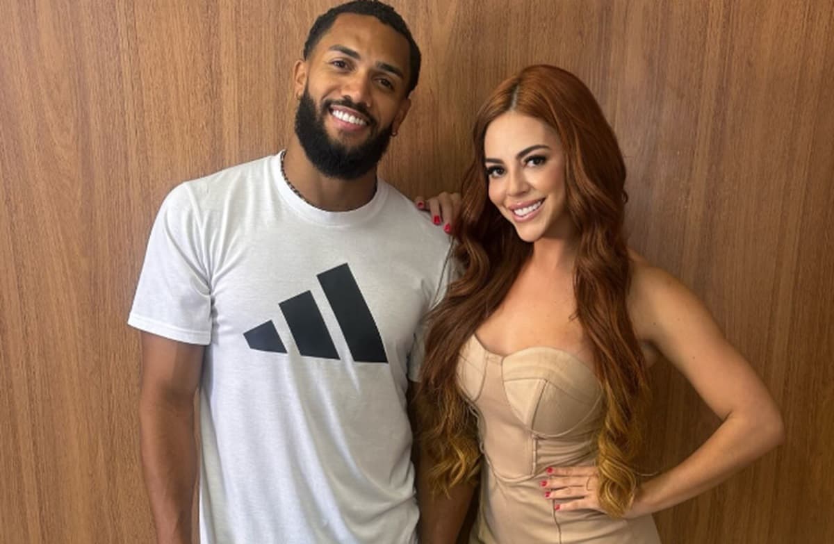 Juninho, atacante do Flamengo, em foto com massagista