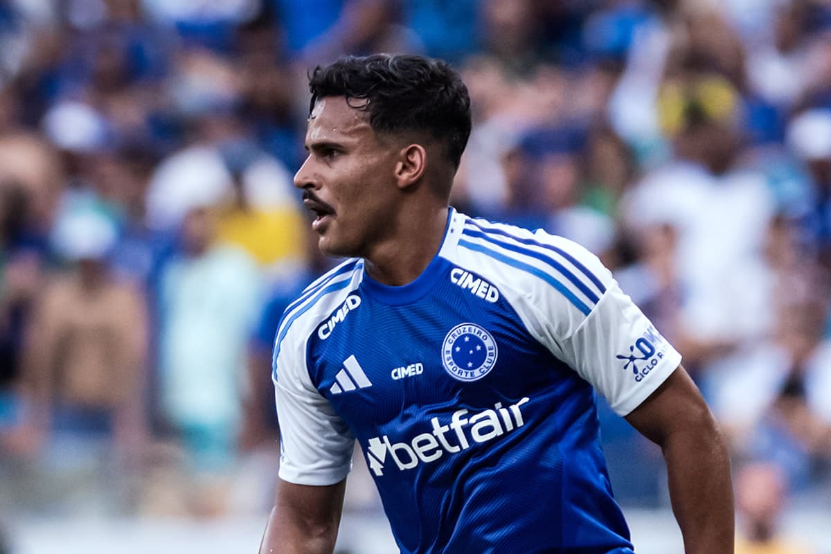 Kaiki, lateral-esquerdo do Cruzeiro, em jogo contra o Vitória, no Mineirão, em Belo Horizonte