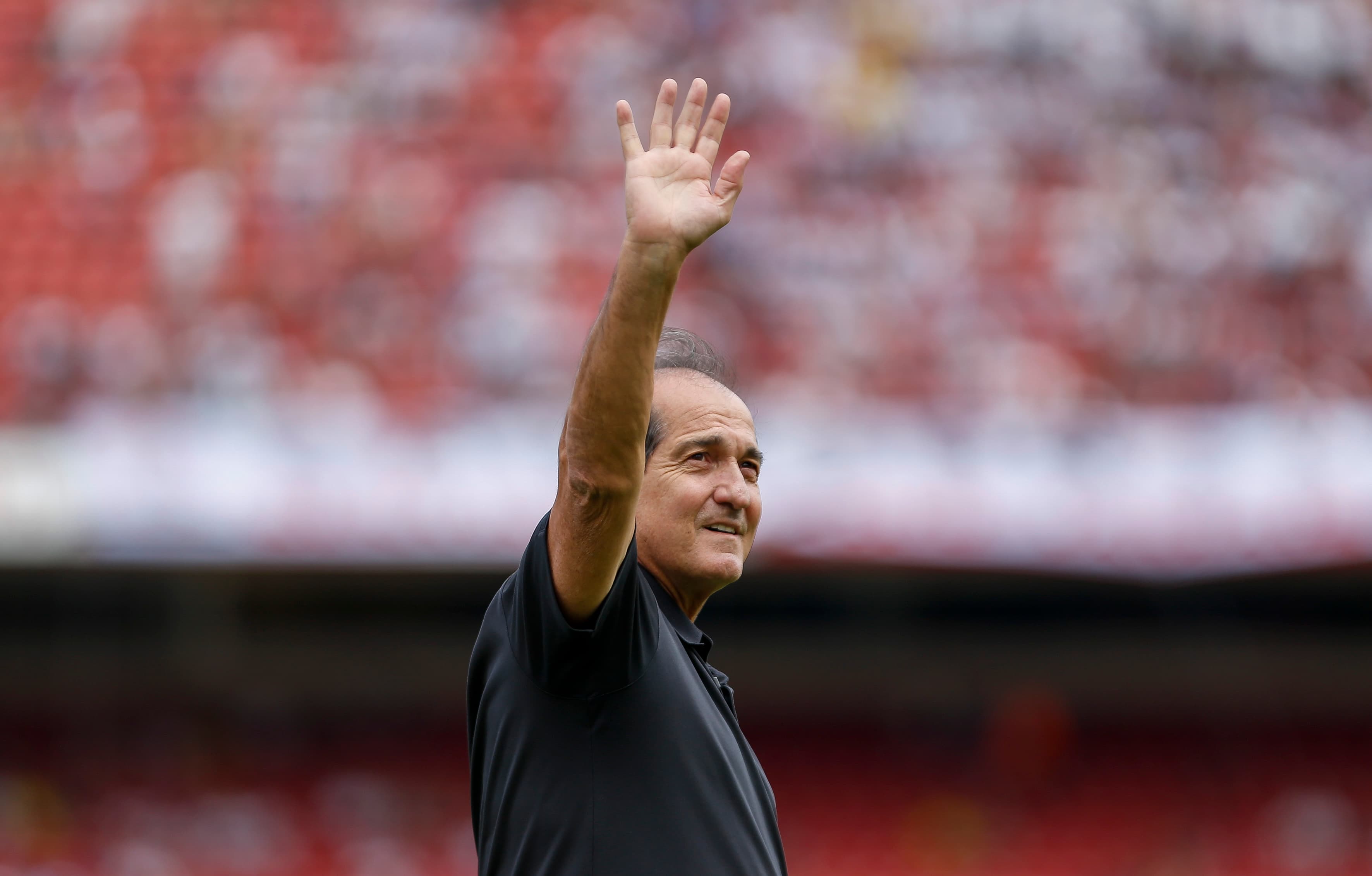 Muricy acena para a torcida do São Paulo durante evento no Morumbi