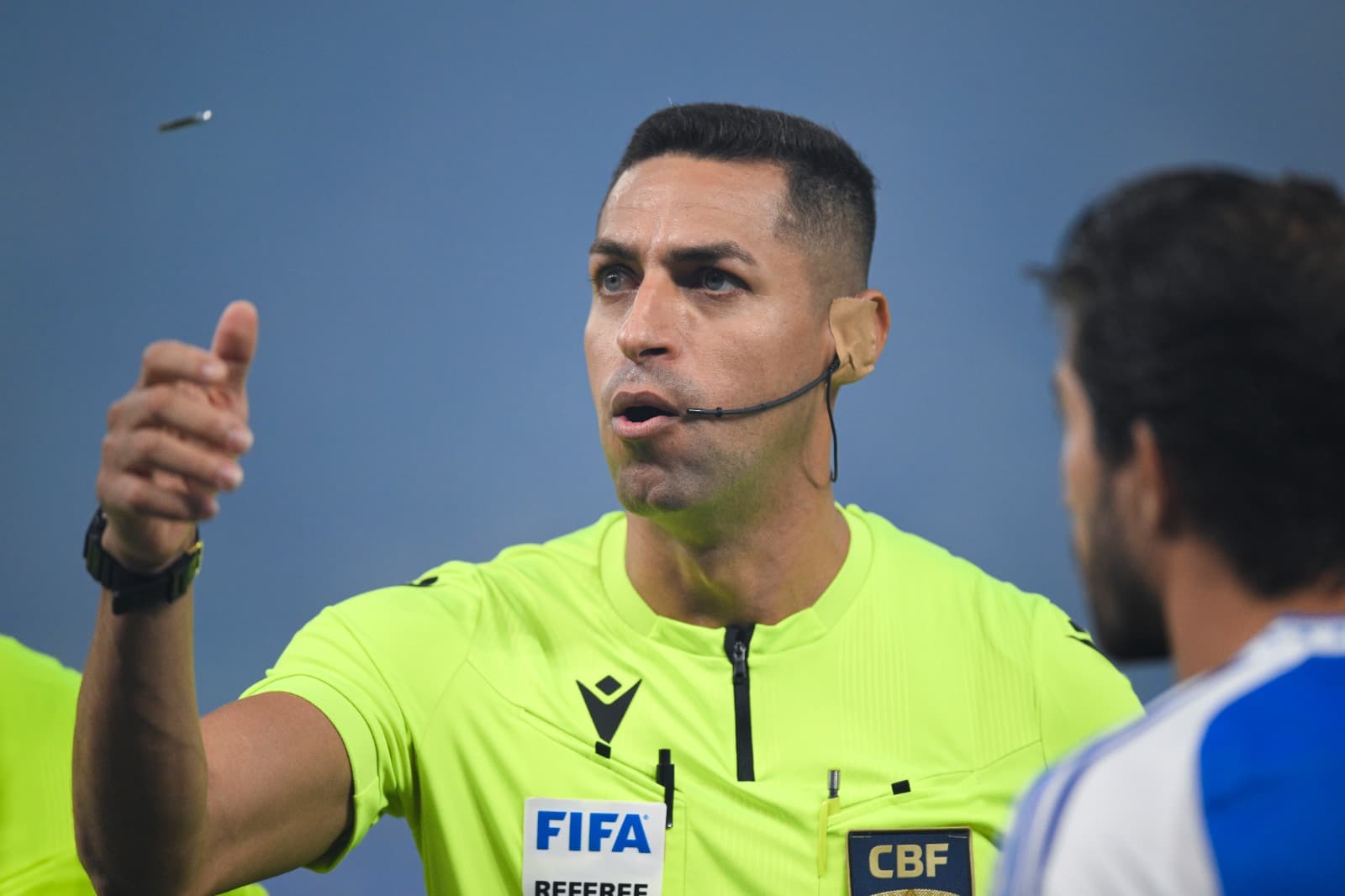 Rodrigo Jose Pereira de Lima lança a moeda para o alto para definir quem começa com a bola em jogo do Brasileirão